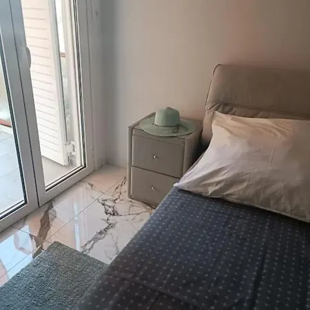 Cozy App. & 240m To The Loutraki (Corinthia)